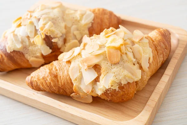 Croissant Crème Aux Amandes Sur Plaque Bois — Photo