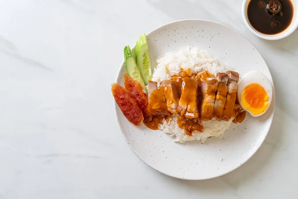 Daging Babi Renyah Perut Pada Nasi Dengan Saus Barbekyu Merah — Stok Foto