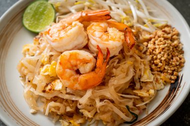 Karides ve lahanalı kızarmış şehriye ya da Pad Thai - Asya yemeği tarzı
