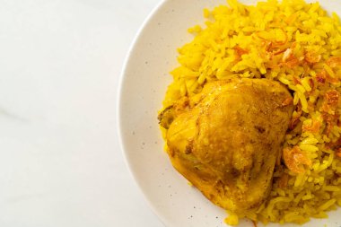 Biryani tavuğu veya körili pilav ve tavuk - Hint biryani 'sinin Tayland-Müslüman versiyonu, mis kokulu sarı pirinç ve tavuk - Müslüman yemek tarzı