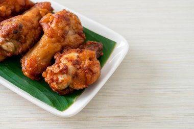 Balık soslu kızarmış tavuk budu.