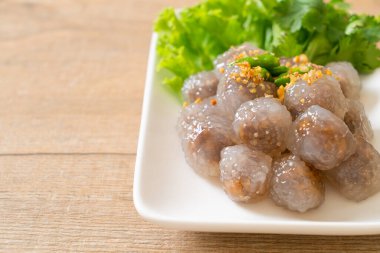 Şeffaf toplara Saku Sai Moo ya da buharda pişirilmiş Tapioca köfteleri deniyor.