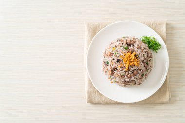 Çin usulü siyah zeytinli kıymalı pilav - Asya usulü.