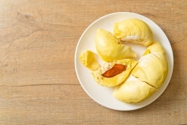 Durian olgun ve taze, durian kabuğu beyaz tabakta.
