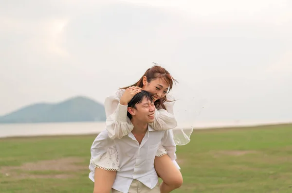 Heureux Jeune Couple Asiatique Dans Les Vêtements Mariée Marié Prêt — Photo