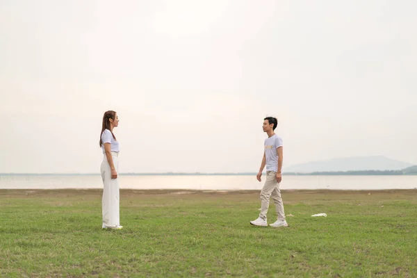 Joyeux Jeune Couple Asiatique Mariée Marié Shirt Prêt Pour Mariage — Photo