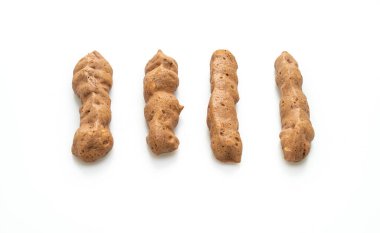 Çikolatalı pasta çubuğu beyaz arka planda izole edilmiş.