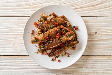 Kızarmış Mantid Karidesi ya da Acılı ve Tuzlu Kerevit Deniz Ürünleri Stili