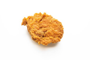 Kızarmış tavuk beyaz arka planda izole edilmiş