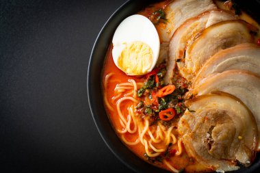 Ramen Eriştesi Baharatlı Tomyum Çorbası ile Kızarmış Domuz Füzyon Gıda Stili