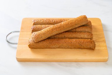 Kızarmış Çin balık köftesi ya da tahta üzerinde balık köftesi.