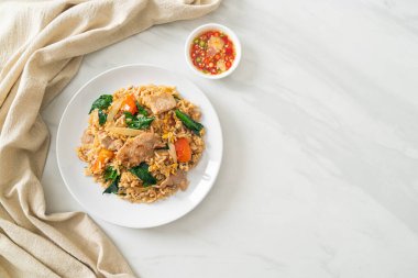 Beyaz tabakta domuz etli ev yapımı pilav.