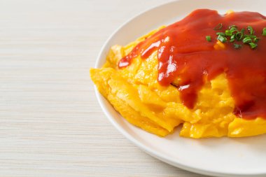Omlet ambalajlı kızarmış pirinç ya da Japon usulü Omurice. Asya usulü.
