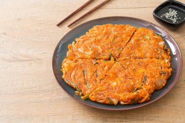 Kore kimçili krep ya da Kimçijeon - Kızarmış yumurta, kimçi ve un - Kore yemeği tarzı