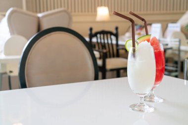 Kafe ve restoranda limonlu buzlu içecek bardağı.
