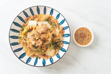 Kızarmış Tayland usulü Sukiyaki ya da Sukiyaki soslu domuz ve sebzeli karışık vermicelli Asya yemeği.