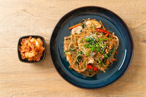 白ゴマの上に野菜と豚肉をのせた日本風または炒め物の韓国の春雨麺 韓国の伝統料理 — ストック写真