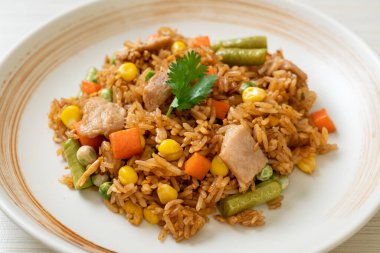 Domuz eti ve sebzeli pilav.