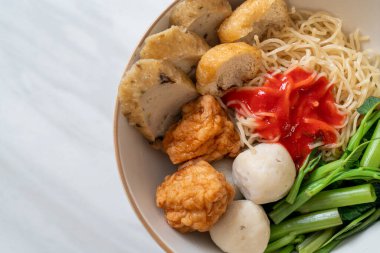 Balık köfteli erişte ve pembe soslu karides köftesi, Yen Ta Four veya Yen Ta Fo - Asya yemeği tarzı