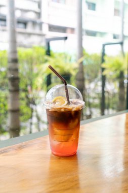 Kahve dükkanında limonlu, şeftalili soda bardaklı espresso.