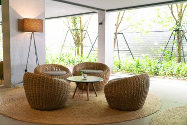 Balkonda boş ve güzel bir kanepe.