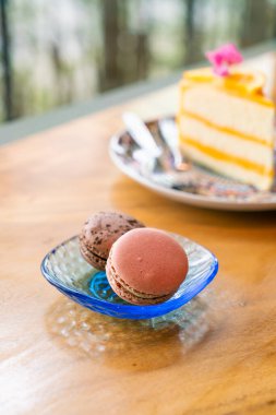 Kafe restoranında gümüş ve çikolatalı makarna.