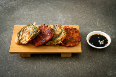 Pajeon veya Kore gözlemesi ve Kore kimçi krepi veya Kimchijeon - Kore geleneksel yemek tarzı