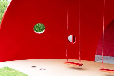 Kırmızı arkaplan ile yakın çekim kırmızı salıncak