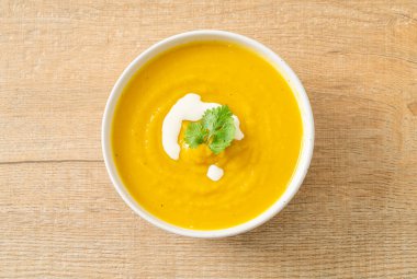 Beyaz kasede kabak çorbası - vejetaryen ve vejetaryen yemek tarzı