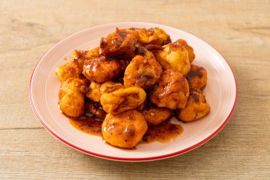 Baharatlı soslu kızarmış köfte - Tayland sokak yemeği tarzı