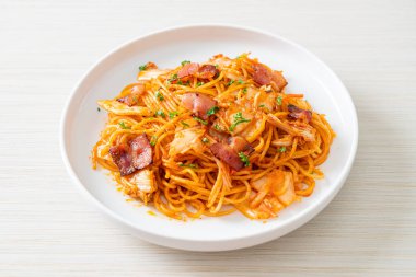 Kızarmış spagetti, kimchi ve pastırma. Füzyon yemek stili.