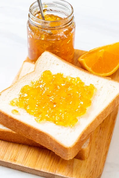 Brotscheiben Mit Orangenmarmelade Zum Frühstück — Stockfoto
