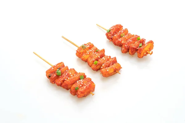 Pastel Arroz Coreano Frito Tteokbokki Pincho Con Salsa Picante Aislado — Foto de Stock