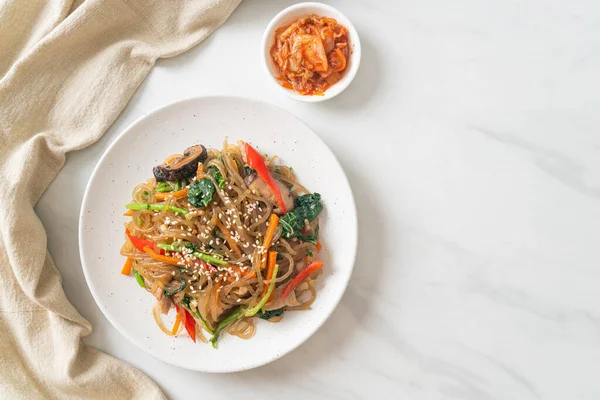 한국의 스타일인 야채와 돼지고기를 한국의 미첼레 국수인 Japchae 나휘저은 한국의 — 스톡 사진