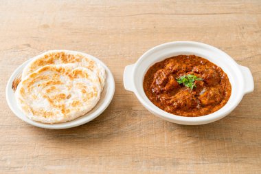 Hint usulü tavuk tikka masala baharatlı körili et yemeği roti veya naan ekmeği.