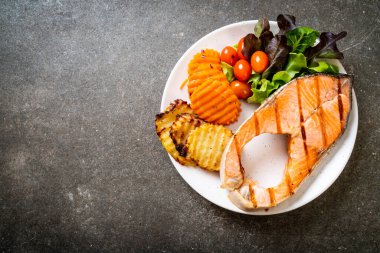 Sebzeli ızgara somon bifteği fileto.