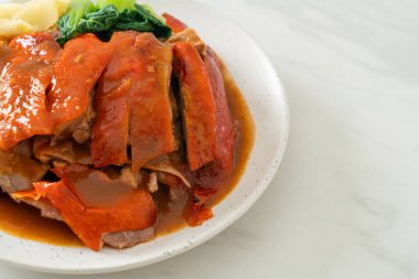 Pekin ördeği ya da ızgara kırmızı soslu kızarmış ördek Çin yemeği tarzı.