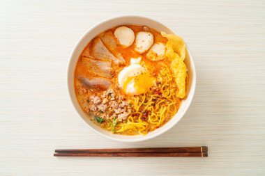 Baharatlı çorbada köfte ve domuz etli erişte mi yoksa Asya usulü Tom Yum Erişte mi?