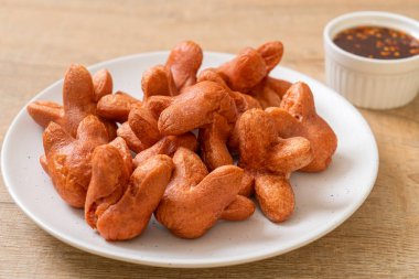 soslu kızarmış sosis.