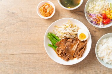Susamlı teriyaki domuz kızartması, fasulye filizi, haşlanmış yumurta ve pirinç seti - Japon yemek tarzı.