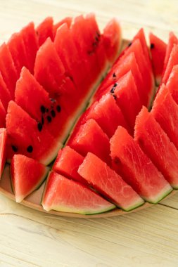 Tahta tabakta dilimlenmiş taze karpuz