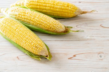 Kopya alanı ile ahşap zemin üzerinde taze mısır