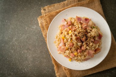 Jambonlu kızarmış pirinç ve karabiber kasesi.