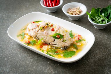 Buğulanmış deniz levreği fileto bifteği ve şifalı ot.