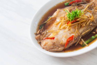 Soya soslu balık buğulama - Asya yemeği tarzı
