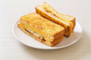 Ev yapımı Fransız tostu jambonlu, yumurtalı peynirli sandviç.