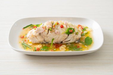 Buğulanmış deniz levreği fileto bifteği ve şifalı ot.