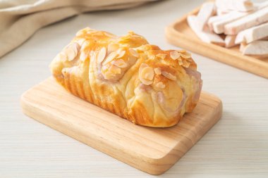 Tahtada nefis taro ekmeği.