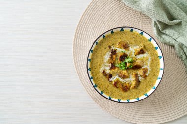 Yeşil masala soslu Afgan tavuğu ya da Hariyali tikka tavuk hara masala Hint yemeği tarzı.
