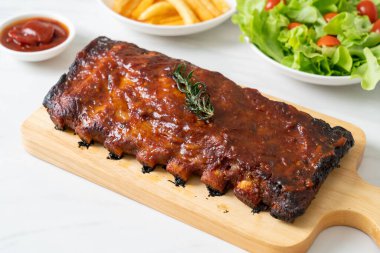 Barbekü soslu ızgara pirzola ve domuz pirzolası.